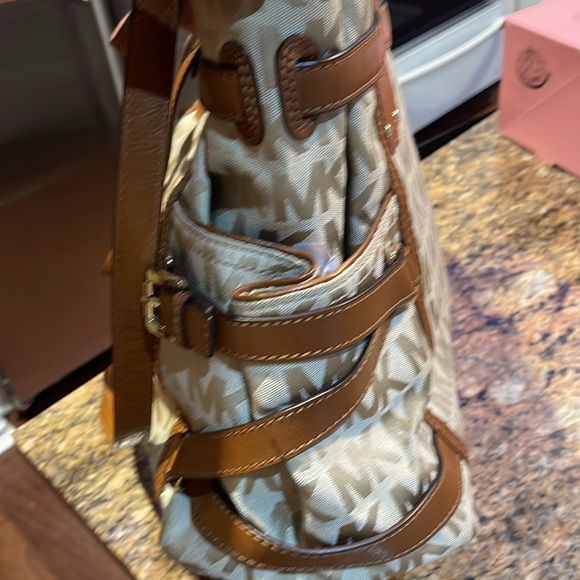 MICHAEL KORS TAN CANVAS AND LEATHER LARGE CROSSBODY BAG - Picture 6 of 6